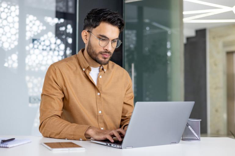 Hombre leyendo en un computador